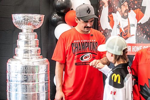 MIKAELA MACKENZIE / FREE PRESS
	
Seth Jarvis greets fan Penny Baldwin (10) with the Stanley Cup at the Tuxedo Community Centre on Monday, Aug. 10, 2026.

For Grace Penner story.
Free Press 2026