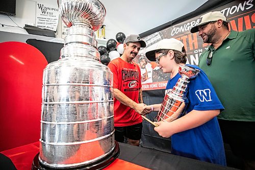 MIKAELA MACKENZIE / FREE PRESS
	
Seth Jarvis (left) shakes hands with Brady Bettencourt, 11, and Jordan Bettencourt (right) while visiting Winnnipeg with the Stanley Cup at the Tuxedo Community Centre on Monday, Aug. 10, 2026.

For Grace Penner story.
Free Press 2026