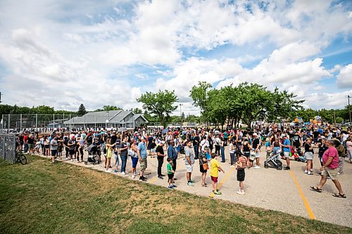 MIKAELA MACKENZIE / FREE PRESS
	
A lineup for photos with Seth Jarvis and the Stanley Cup stretches far past the doors at the Tuxedo Community Centre on Monday, Aug. 10, 2026.

For Grace Penner story.
Free Press 2026