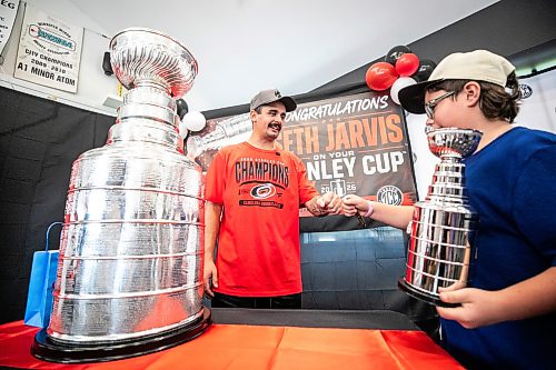 MIKAELA MACKENZIE / FREE PRESS
Seth Jarvis fist-bumps Brady Bettencourt, 11, while visiting Winnnipeg with the Stanley Cup at the Tuxedo Community Centre on Monday, Aug. 10, 2026.
For Grace Penner story.
Free Press 2026