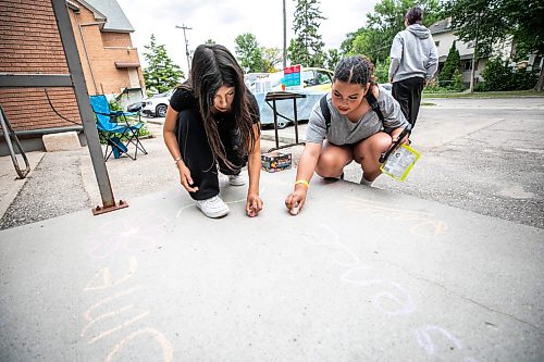 MIKAELA MACKENZIE / FREE PRESS
	
Chasity Berens-Francois (13, left) and Jade Smith-Kipling (13) draw with sidewalk chalk at Gonzaga Middle Schoolճ annual summer drop-in on Tuesday, Aug. 11, 2026.

For Maggiw story.
Free Press 2026