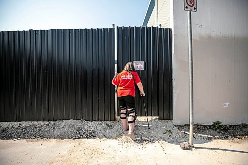 MIKAELA MACKENZIE / FREE PRESS
Sandra Mohamed waits for the supervised consumption site to open at 366 Higgins on Tuesday, Aug. 11, 2026.
For Malak story.
Free Press 2026