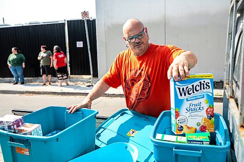 MIKAELA MACKENZIE / FREE PRESS
Community member Kelly Hughes unpacks drinks and snacks he brought to show support at the supervised consumption site opening at 366 Higgins on Tuesday, Aug. 11, 2026.
For Malak story.
Free Press 2026