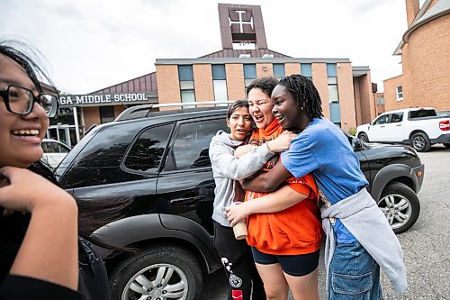 MIKAELA MACKENZIE / FREE PRESS
Essence Dunsford (14, left), Jenna Courchene (15) and Dara Bamigboye (15) embrace at Gonzaga Middle Schoolճ annual summer drop-in on Tuesday, Aug. 11, 2026.
For Maggiw story.
Free Press 2026