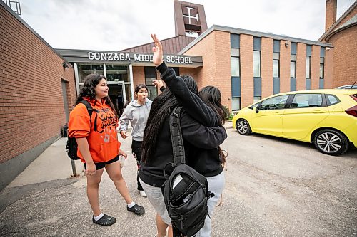 MIKAELA MACKENZIE / FREE PRESS
Jenna Courchene (15, left), Essence Dunsford (14), Esther Dawtmual (15), and Nia Tatlonghari (14) at Gonzaga Middle Schoolճ annual summer drop-in on Tuesday, Aug. 11, 2026.
For Maggiw story.
Free Press 2026