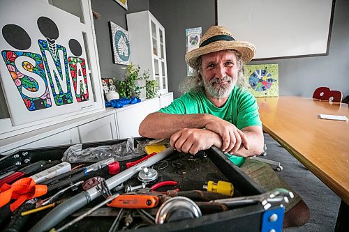 MIKAELA MACKENZIE / FREE PRESS
	
Stephen Kirk where he coordinates a repair cafe every second Wednesday at the Spence Neighborhood Association on Tuesday, Aug. 11, 2026.

For Tiago story.
Free Press 2026