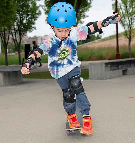 ROBERT LEE / FREE PRESS
First-time skateboarder Bodhi Case, 5, gains some confidence as he balances on the board at the skate park at The Forks in Winnipeg on Tuesday, August 11, 2026.