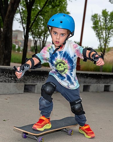 ROBERT LEE / FREE PRESS
First-time skateboarder Bodhi Case, 5, gains some confidence as he balances on the board at the skate park at The Forks in Winnipeg on Tuesday, August 11, 2026.