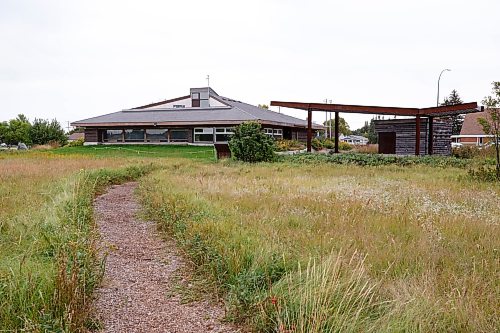 MIKE DEAL / WINNIPEG FREE PRESS
Winnipeg’s Living Prairie Museum at 2795 Ness Avenue.
As the calendar shifts to fall, Winnipeg’s natural habitat prepares for winter with plants sprouting seed pods, birds fattening up before migrating south, and late summer plants bursting into bloom.
See Brenda Suderman story
220914 - Wednesday, September 14, 2022.