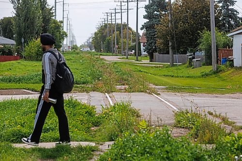 MIKE DEAL / FREE PRESS
A stretch of unused and abandoned rail where it crosses Pacific Avenue West looking south.
Former federal cabinet minister Lloyd Axworthy, is recommending that Manitoba should commission a design study to transform an abandoned rail line in Brooklands into an active transportation corridor.
Lloyd Axworthy, is leading a two-year study commissioned by the NDP into the relocation of rail lines and yards that currently occupy high-value property in Winnipeg’s core.
reporter: Ben Waldman
250827 - Wednesday, August 27, 2025.