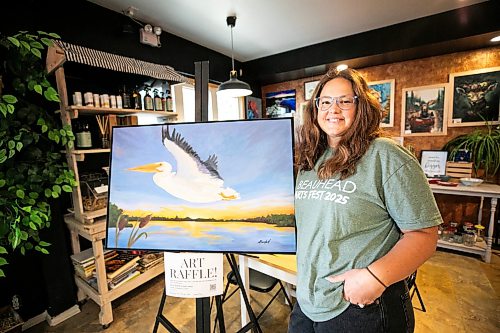 MIKAELA MACKENZIE / FREE PRESS
Brittany Wurch, president of the new Brokenhead River Arts Council, with a local artistճ piece being raffled off to support the Beauhead Arts Festival at Pennyweight Market in Beausejour on Wednesday, Aug. 12, 2026.
For Eva story.
Free Press 2026