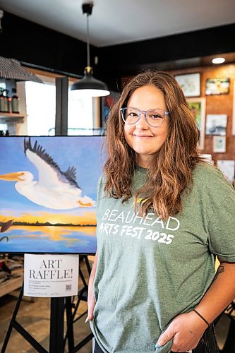 MIKAELA MACKENZIE / FREE PRESS
Brittany Wurch, president of the new Brokenhead River Arts Council, with a local artistճ piece being raffled off to support the Beauhead Arts Festival at Pennyweight Market in Beausejour on Wednesday, Aug. 12, 2026.
For Eva story.
Free Press 2026
