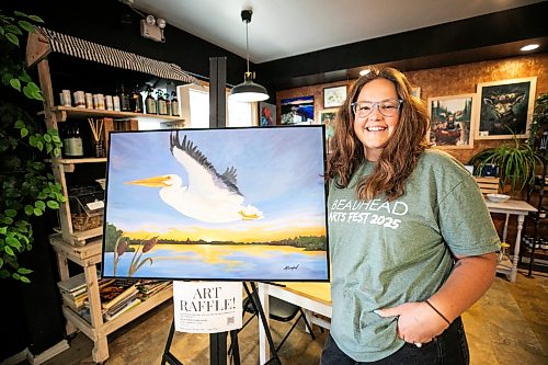 MIKAELA MACKENZIE / FREE PRESS
Brittany Wurch, president of the new Brokenhead River Arts Council, with a local artistճ piece being raffled off to support the Beauhead Arts Festival at Pennyweight Market in Beausejour on Wednesday, Aug. 12, 2026.
For Eva story.
Free Press 2026