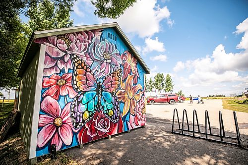 MIKAELA MACKENZIE / FREE PRESS
A mural by Rachel Lancaster at the Beausejour Daylily Gardens on Wednesday, Aug. 12, 2026.
For Eva story.
Free Press 2026