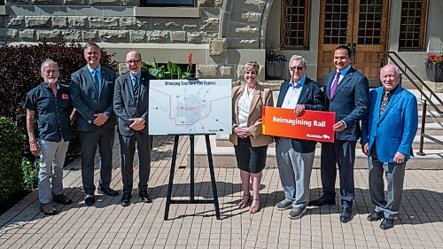 ROBERT LEE / FREE PRESS
Manitoba Premier Wab Kinew, second from right, poses for a photograph with committee members for the Winnipeg rail relocation and government officials at Wesley Hall at the University of Manitoba campus on Wednesday, August 12, 2026.
