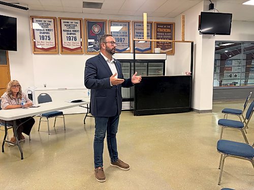 La Vérendrye MLA Konrad Narth speaks at a meeting in Souris on Thursday about Bill 21. (Alex Lambert/The Brandon Sun)