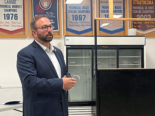 La Vérendrye MLA Konrad Narth speaks at a meeting in Souris on Thursday about Bill 21. (Alex Lambert/The Brandon Sun)