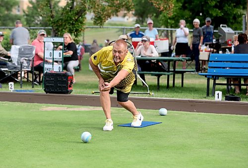 Friends and members of the Wheat City Lawn Bowling Club cheer as Rod Rose bowls a ball down the green. Rose will skip for the Manitoba men's fours at nationals next week. (Rowan McCarthy/Brandon Sun).