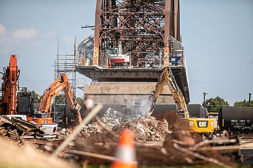 MIKAELA MACKENZIE / FREE PRESS
Demolition at the Arlington Street Bridge on Thursday, Aug. 13, 2026.
For Melissa story.
Free Press 2026