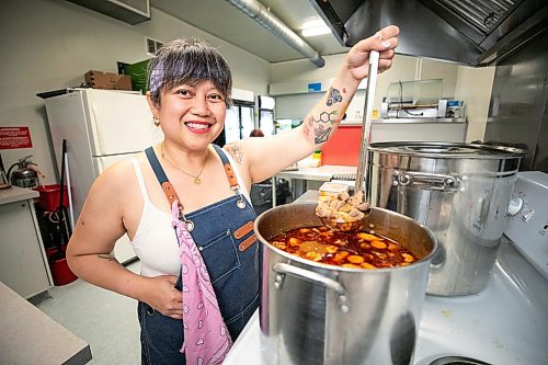 MIKAELA MACKENZIE / FREE PRESS
StrEAT Feast vendor Marilyn Magtoto prepares the sinigang for her sinigang birria tacos on Thursday, Aug. 13, 2026.
For Tiago story.
Free Press 2026