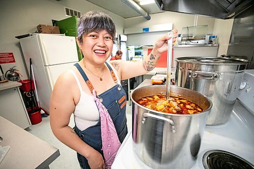 MIKAELA MACKENZIE / FREE PRESS
StrEAT Feast vendor Marilyn Magtoto prepares the sinigang for her sinigang birria tacos on Thursday, Aug. 13, 2026.
For Tiago story.
Free Press 2026