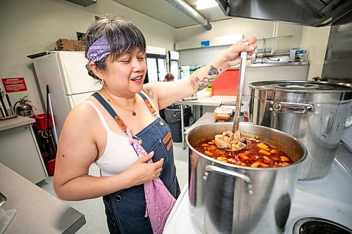 MIKAELA MACKENZIE / FREE PRESS
StrEAT Feast vendor Marilyn Magtoto prepares the sinigang for her sinigang birria tacos on Thursday, Aug. 13, 2026.
For Tiago story.
Free Press 2026