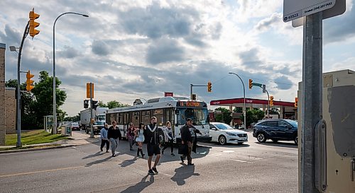 ROBERT LEE / FREE PRESS
Residents and natives of Winnipeg cross the street after exiting a bus in Winnipeg on Thursday, August 13, 2026. 