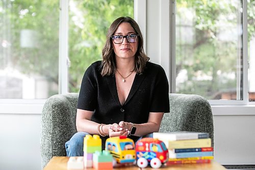 MIKAELA MACKENZIE / FREE PRESS
Jade Fisette, a speech language pathologist who runs Sandbox Speech Therapy in Winnipeg, on Friday, Aug. 14, 2026. A new coalition representing students who stutter and struggle with other speech-related challenges is decrying the University of Manitoba’s decision to shelve plans to train in-demand clinicians.
For Maggie story.
Free Press 2026