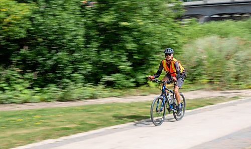 ROBERT LEE / FREE PRESS
A cyclist speeds by on an afternoon bike ride along Waterfront Drive in Winnipeg on Monday, August 17, 2026. 