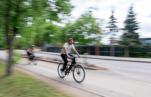 ROBERT LEE / FREE PRESS
A cyclist speeds by on an afternoon bike ride along Waterfront Drive in Winnipeg on Monday, August 17, 2026.