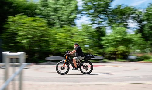 ROBERT LEE / FREE PRESS
A cyclist speeds by on an afternoon bike ride along Waterfront Drive in Winnipeg on Monday, August 17, 2026.