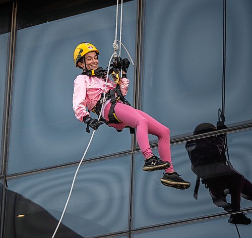 ROBERT LEE / FREE PRESS
Morgan Parker of Team Pink Ladies rappels down the side of Manitoba Hydro Place for Easter Seals’ Drop Zone on Tuesday, August 18, 2026, raising critical funds to support Manitoba Possible’s work to break down barriers and build a more inclusive province.