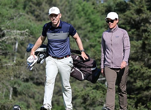 Joel Matthews chats with sister Dorelle Fulton during the first round of the Tamarack golf tournament men's championship flight matches at Clear Lake Golf Course on Tuesday. (Thomas Friesen/The Brandon Sun)