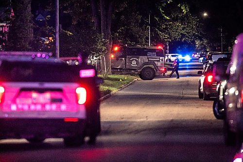 MIKAELA MACKENZIE / FREE PRESS
The Winnipeg Police Service tactical unit on scene at Ashburn Street on Monday, Aug. 17, 2026.
Free Press 2026