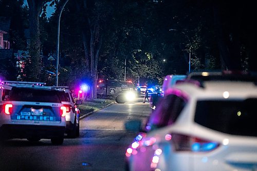 MIKAELA MACKENZIE / FREE PRESS
The Winnipeg Police Service tactical unit on scene at Ashburn Street on Monday, Aug. 17, 2026.
Free Press 2026