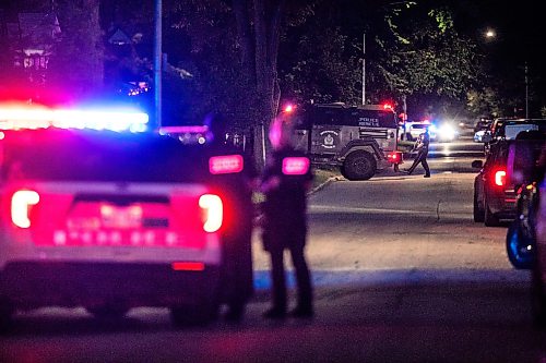 MIKAELA MACKENZIE / FREE PRESS
The Winnipeg Police Service tactical unit on scene at Ashburn Street on Monday, Aug. 17, 2026.
Free Press 2026