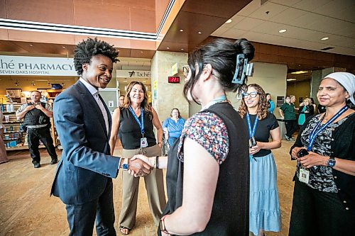 MIKAELA MACKENZIE / FREE PRESS
Health minister Uzoma Asagwara shakes hands with Jenna Christoph, business/finance lead at Seven Oaks, and some members of the renal and dialysis management team at Seven Oaks Hospital on Tuesday, Aug. 18, 2026.
For Carol/Morgan story.
Free Press 2026
