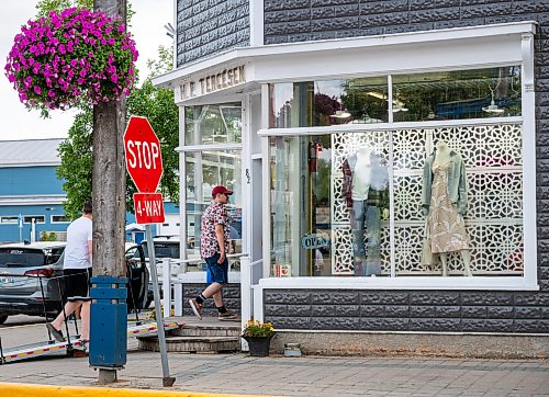 ROBERT LEE / FREE PRESS
H.G. Tergesen & Sons is a popular destination for visitors in Gimli on Tuesday, August 18, 2026.