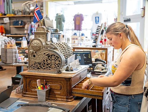 ROBERT LEE / FREE PRESS
Cashier Soren Petrowski completes a transaction  at H.G. Tergesen &amp; Sons on Tuesday, August 18, 2026. 