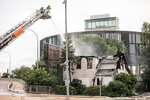 MIKAELA MACKENZIE / FREE PRESS
	
The scene of a house fire at Disraeli and Argyle on Thursday, Aug. 20, 2026.


Free Press 2026