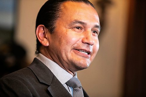 MIKAELA MACKENZIE / FREE PRESS
Premier Wab Kinew speaks to media in his office at the Manitoba legislature on Thursday, Aug. 20, 2026.
For Carol story.
Free Press 2026