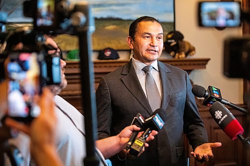 MIKAELA MACKENZIE / FREE PRESS
Premier Wab Kinew speaks to media in his office at the Manitoba legislature on Thursday, Aug. 20, 2026.
For Carol story.
Free Press 2026