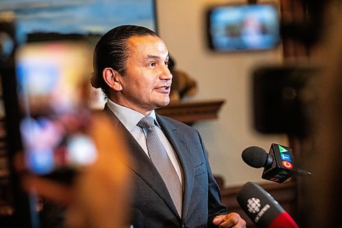 MIKAELA MACKENZIE / FREE PRESS
Premier Wab Kinew speaks to media in his office at the Manitoba legislature on Thursday, Aug. 20, 2026.
For Carol story.
Free Press 2026