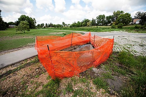 MIKAELA MACKENZIE / FREE PRESS
A hole, surrounded by orange fencing, which has been there since 2023 at Sturgeon Creek on Thursday, Aug. 20, 2026.
For Malak story.
Free Press 2026