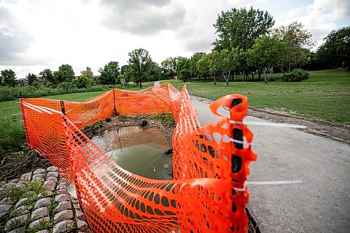 MIKAELA MACKENZIE / FREE PRESS
A hole, surrounded by orange fencing, which has been there since 2023 at Sturgeon Creek on Thursday, Aug. 20, 2026.
For Malak story.
Free Press 2026
