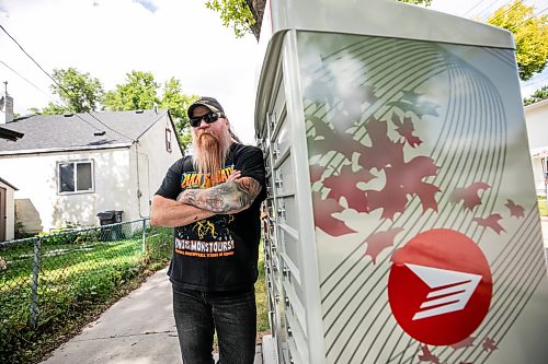 MIKAELA MACKENZIE / FREE PRESS
Stephen Giesbrecht with a community mailbox on Andrews Street near Atlantic Avenue on Friday, Aug. 21, 2026.
For Morgan story.
Free Press 2026