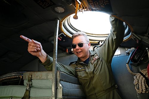 ROBERT LEE / FREE PRESS
Major Alex Zawada explains the cockpit to visitors of the Hercules that is standing down from service at the Royal Aviation Museum in Winnipeg on Friday, August 21, 2026. 