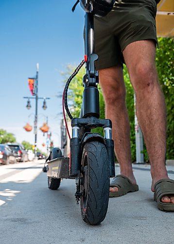 ROBERT LEE / FREE PRESS
Volodymyr Ishchenko rides his electric scooter through Winnipeg on Monday, August 24, 2026.