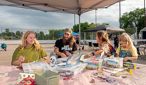 ROBERT LEE / FREE PRESS
Artist and facilitator Katie Borgfjord, left, runs Scrap & Yap, an arts-and-crafts collage group that operates at the Riverview market on Monday, August 24, 2026. (From left): Katie Borgfjord, Sheldon Birnie, Jack Birnie and Stella Birnie.