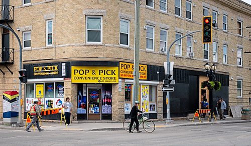 ROBERT LEE / FREE PRESS
People cross through the intersection on front of the 7 Even on Ellice Ave., where a new chain of convenience stores similar to 7-Eleven that are popping up in the same areas where they recently closed because of crime in Winnipeg on Tuesday, August 25, 2026. 

For Tiago’s story